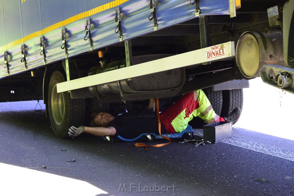 LKW in Boeschung A 3 Rich Frankfurt Hoehe Roesrath Lohmar P264.JPG - Miklos Laubert